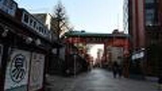 伝法院通りは仲見世から六区に至る門前町