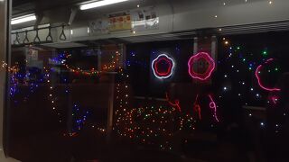 2021年12月12日現在、各駅でイルミネーションが飾られていて、車窓からも楽しむことが出来ます