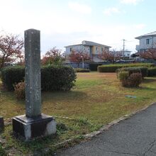 主要な場所には石碑が