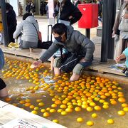 熱海駅前の足湯です。多くの人でにぎわっていました