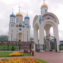 正面入り口とロシア正教会