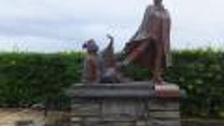 お宮の松と、寛一お宮の像でワンセット。