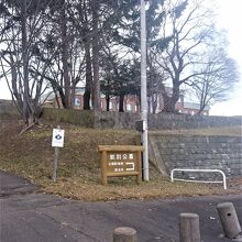 反対側は紋別の市街地と港