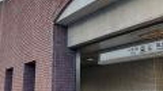 東京ほど混まないけど朝は多い