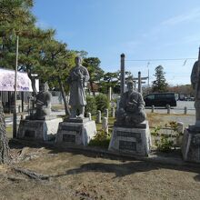 大石神社参道の四十七義士像