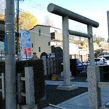 ビルの間の狭めのスペースに小さな神社