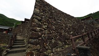 入江に面した急峻な斜面に石垣が美しく積み上げられている：外泊・石垣の里 