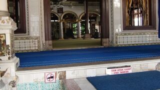 内部の床タイルが美しかった「カンポンクリンモスク」
