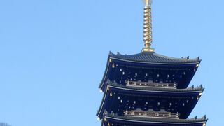 五重塔の塔上で光輝く相輪が美しい