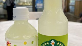 特産品のじゃばらを加工した品々を取りそろえる：道の駅 内子フレッシュパークからり