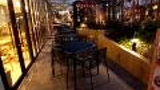 夕方以降は店内が