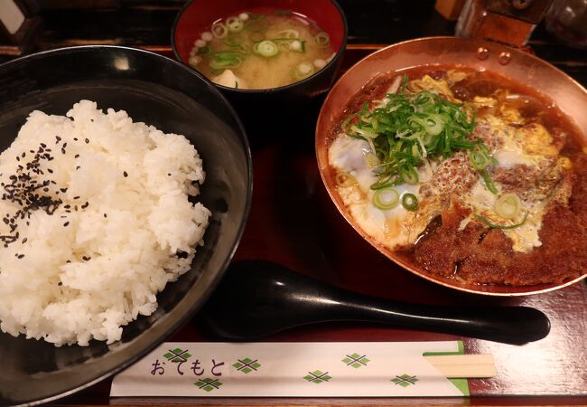 カツ煮と丼ぶりご飯が別々