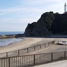 薄磯海水浴場からだと、塩屋埼灯台を乗せた全容が見えます。