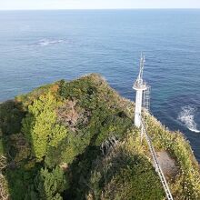塩屋埼灯台のてっぺんに上ると、塩屋岬の先端が見えます。