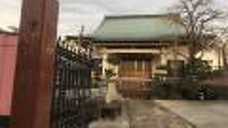 ピンク色の壁に「ひぐらしの布袋さん」