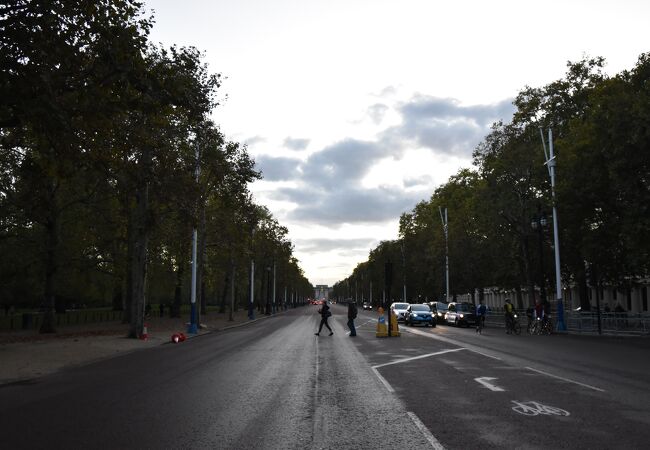 バッキンガム宮殿へ通じる直線道路