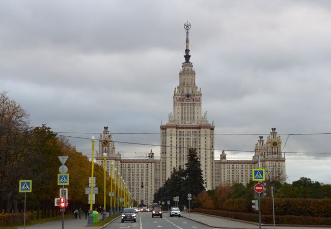 「モスクワ大学」は「スターリンゴシック」と呼ばれる重厚な高層建築「セブンシスターズ」の１つ！