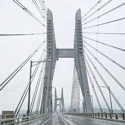 本州の岡山県倉敷市と四国の香川県坂出市を結ぶ10の橋の総称：瀬戸大橋 (香川県)