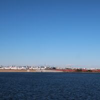 多摩川を挟んで羽田空港が見えますよ