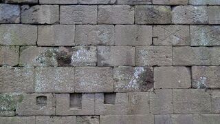 【数寄屋敷石垣】さまざまな刻印の石が積まれています