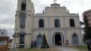 内部の白壁と木のコントラストが美しかった「セントピーター教会」