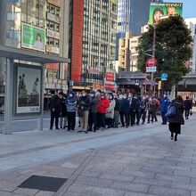 寒さの中 1時半待ちだって