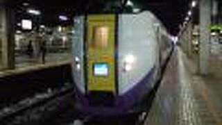 朝の列車のA席はまぶしいです