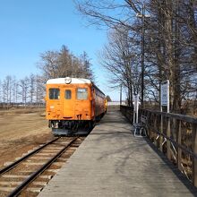 プラットホームと駅舎と客車を展示