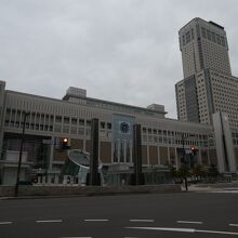 ＪＲ札幌駅の駅ビル群に囲まれた札幌駅南口イベント広場