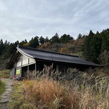 精進池の畔に建つ歴史館