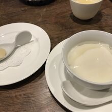 杏仁豆腐とウーロン茶のアイス　　普通でした