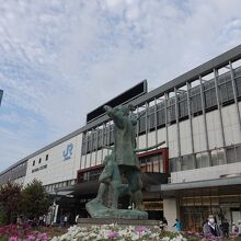 朝の桃太郎像と岡山駅