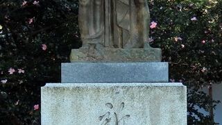 【祈りの像】子供を抱いた若い夫婦の像