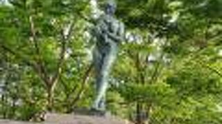 【平和の像】つい見上げてしまう母子像