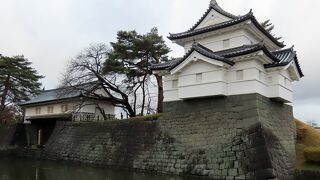 【辰巳櫓】2004年に復原された南東の隅櫓