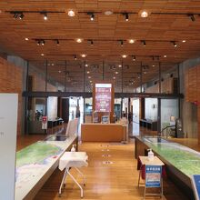 エントランスは木目調