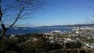 洲崎と大房岬に囲まれ、東京湾の中で波が穏やかな湾です