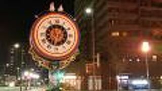 深夜の久留米駅前で、存在感あり