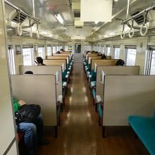 ｢道南 海の恵み号｣は内装は木目調、でも背凭れが木なのは～