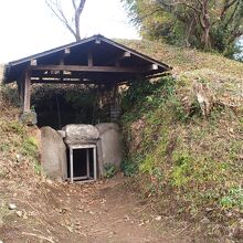 公園の向かいにある古墳群の1つ