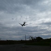 公園の真上を通過する函館空港着陸機！