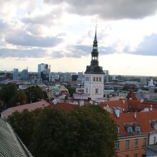 旧市街からも高層ビルは目立ちます