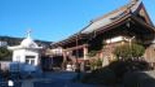 入り口の赤い橋が特徴的な広い寺院