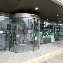 ＪＲ函館駅前バスループから直接観光案内所へ入れます