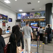 凄い混みようです、並びましょう