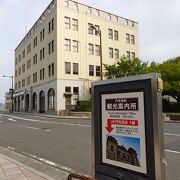門司港駅を出るとこの建物があります。