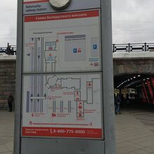 メトロ出入口の駅周辺図。奥トンネルの先が緩い坂です