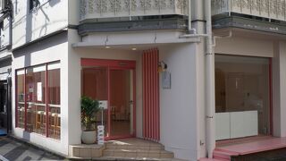 ピンクと白のお店