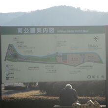 多摩川ぞいに長く広がる公園