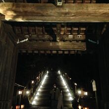 神社の階段もライトアップ
